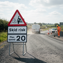 Professional Quick-Fit Road Sign Face for Loose Chippings and Skid Risk - Diameter 7009 with 20mph Speed Limit