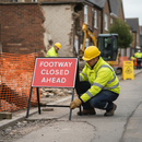 Premium Footway Closed Ahead Sign - 600x450mm Metal with Retroreflective Face for Pedestrian Safety