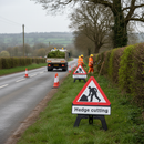 Premium Hedge Cutting Drop Sup Plate Sign with RA1 Reflectivity and Flexible Deployment Features