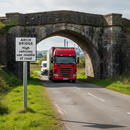 Professional Supplementary Plate for Arch Bridge Signage - High Vehicles Use Middle of Road