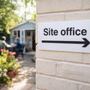 Site Office Sign with Arrow Right – 1mm Rigid Plastic – Indoor & Outdoor Use